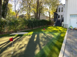 Synthetic turf putting green